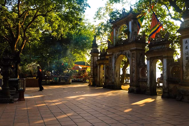 Di tích lịch sử - văn hóa cấp Quốc gia đền Chợ Củi là điểm du lịch tâm linh nổi tiếng, xưa nay thu hút hàng vạn du khách mọi miền. Đây là ngôi đền cổ kính rêu phong, được xây dựng từ thời Hậu Lê.