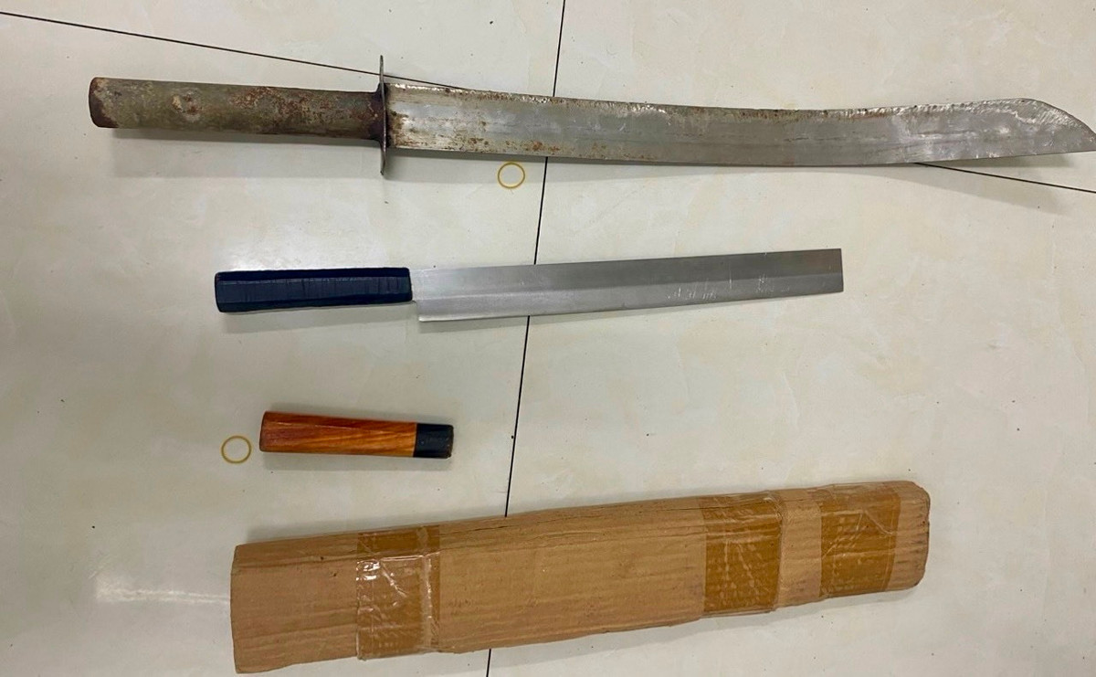 Mau thuan tren duong, 2 thanh nien dung dao chem nhau-Hinh-2