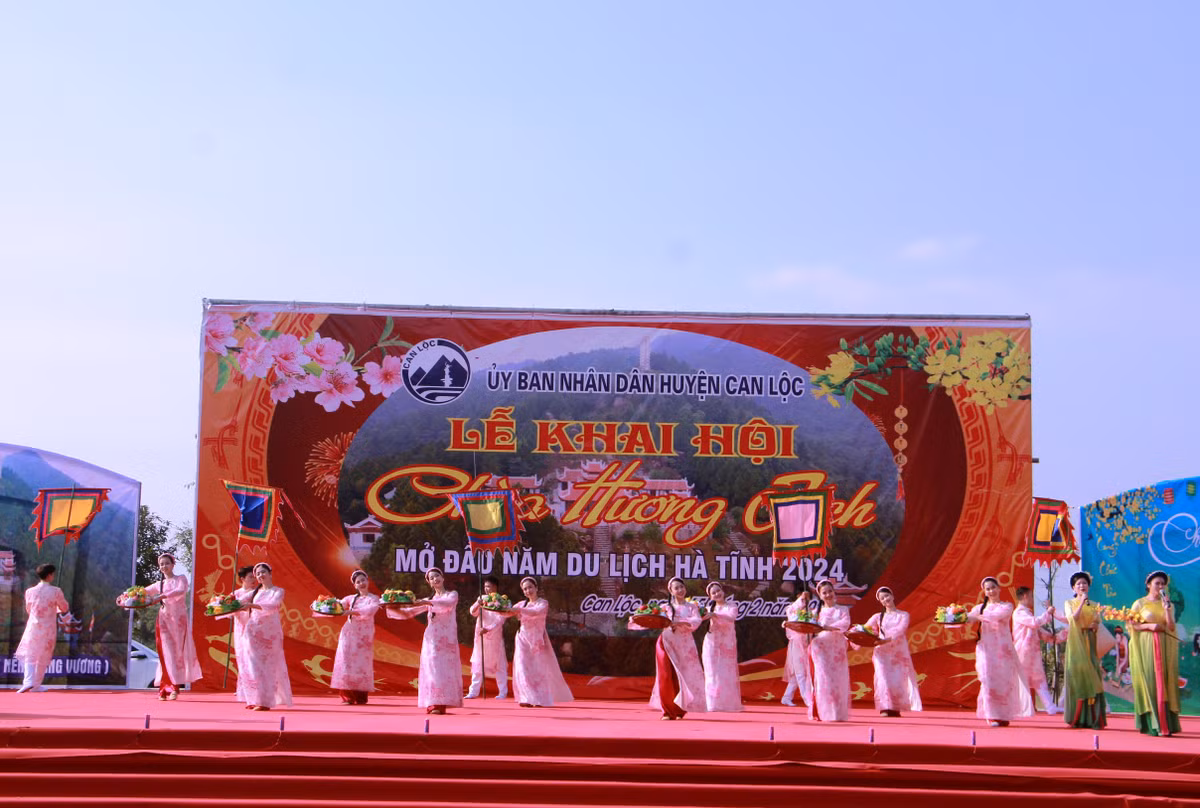 Khai hoi chua Huong Tich - mo dau nam du lich Ha Tinh 2024-Hinh-2