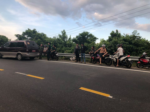 Ngay sau đó, hơn 100 người gồm các lực lượng công an địa phương và các chiến sĩ quân đội được huy động đến hiện trường, khoanh vùng và truy bắt đối tượng trên. (Ảnh: Tổ Quốc)