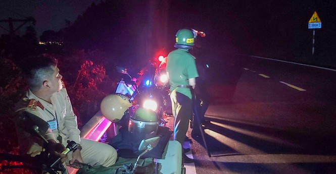 Nghi phạm lẩn trốn trong khu vực rừng núi, lại vào chiều tối nên việc truy bắt gặp nhiều khó khăn. (Ảnh: Tiền Phong)