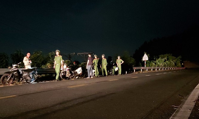 Các điểm chốt chặn được lập, trên tuyến đường lên đèo Hải Vân để kiểm tra, kiểm soát người và phương tiện. (Ảnh: Tiền Phong)