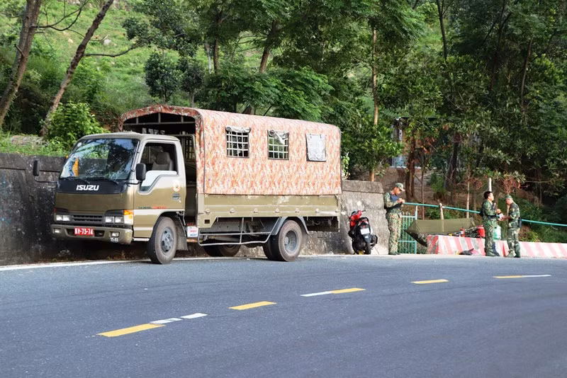 Canh sat, quan doi om sung cung cho nghiep vu truy lung ke sat nhan vuot nguc