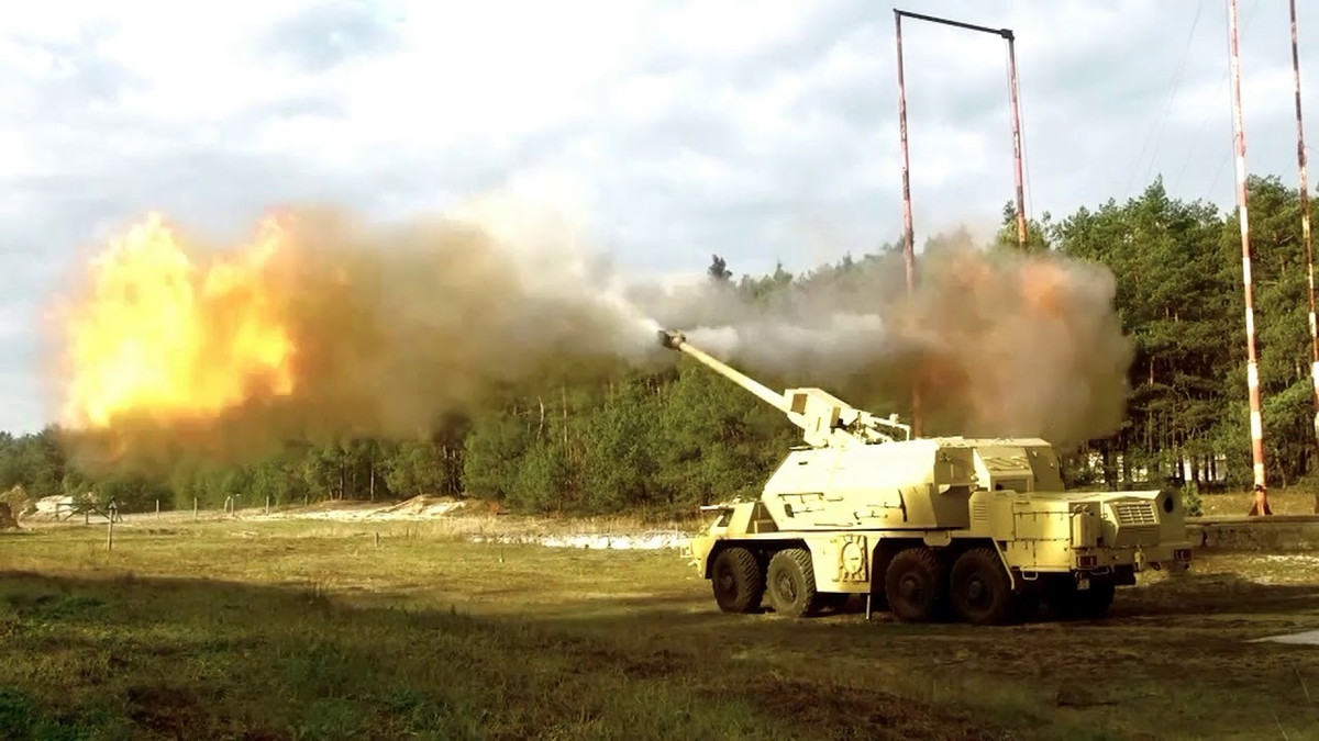 Theo thông số của nhà sản xuất, lớp giáp trước của loại pháo tự hành nàycó khả năng chịu được đạn xuyên giáp 14,5 mm. Bên cạnh đó, xe được trang bị bảo vệ NBC và hệ thống chữa cháy tự động.