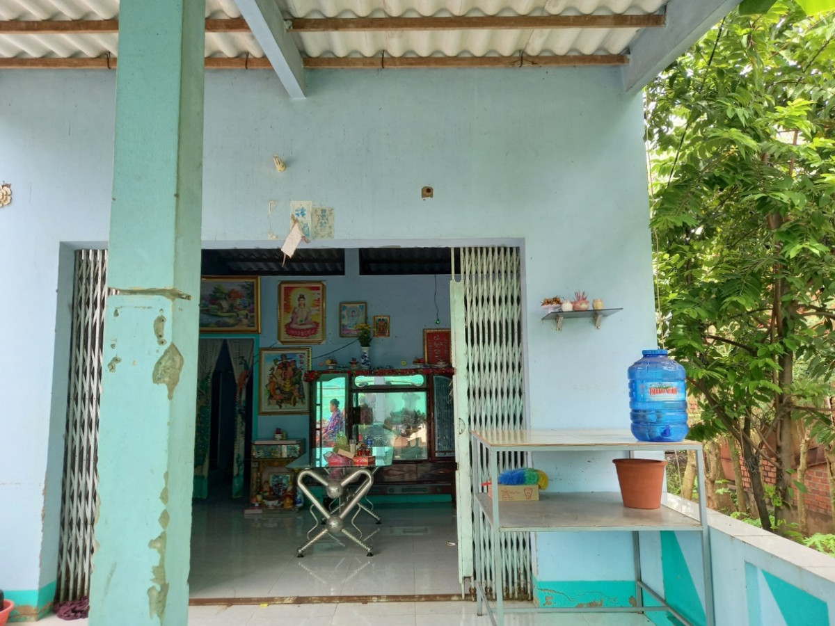  Mẹ trầm cảm sát hại 2 con ruột: Sáng 27/9, người mẹ của Trương Thị Tố Quyên (SN 2000, ngụ xã Bảo Thuận, huyện Ba Tri, tỉnh Bến Tre) về nhà thì phát hiện hai cháu T.H.Đ.A (SN 2019) và T.H.Đ.M (SN 2021) nằm bất tỉnh trong phòng ngủ. Còn Quyên đang có hành vi tự tử trong nhà tắm. Ngay sau đó gia đình cứu kịp Quyên, đưa hai bé đi cấp cứu nhưng cháu T.H.Đ.A không qua khỏi. Qua làm việc ban đầu, Quyên khai nhận đã dùng khăn vải bịt đường thở của hai con. Người thân cho hay, Từ năm 2019 đến nay Quyên có dấu hiệu bệnh trầm cảm. 