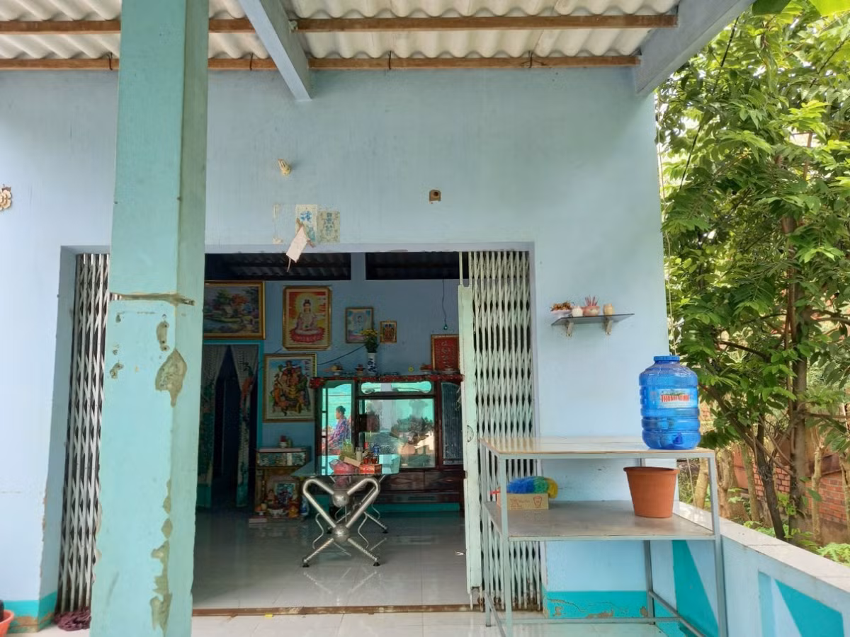  Mẹ trầm cảm sát hại 2 con ruột: Sáng 27/9, người mẹ của Trương Thị Tố Quyên (SN 2000, ngụ xã Bảo Thuận, huyện Ba Tri, tỉnh Bến Tre) về nhà thì phát hiện hai cháu T.H.Đ.A (SN 2019) và T.H.Đ.M (SN 2021) nằm bất tỉnh trong phòng ngủ. Còn Quyên đang có hành vi tự tử trong nhà tắm. Ngay sau đó gia đình cứu kịp Quyên, đưa hai bé đi cấp cứu nhưng cháu T.H.Đ.A không qua khỏi. Qua làm việc ban đầu, Quyên khai nhận đã dùng khăn vải bịt đường thở của hai con. Người thân cho hay, Từ năm 2019 đến nay Quyên có dấu hiệu bệnh trầm cảm. 