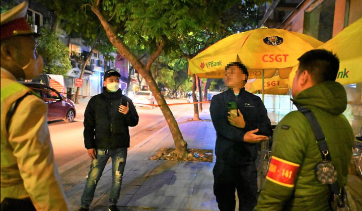 Vi pham nong do con, tai xe Mercedes con doa kien Canh sat 141