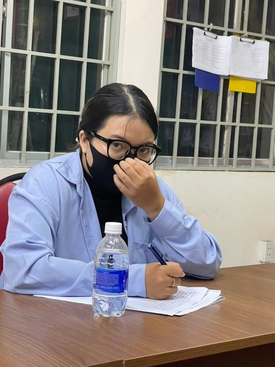 Tháng 11/2021, Vy tìm hiểu thông tin, cách thức hoạt động về các đường dây mua bán dâm từng bị bắt trước đây. Sau đó, Vy lập nhiều nhóm kín, tập làm “tú bà” online. Một thời gian, nhóm Vy quản lý thu hút đông thành viên tham gia. “Tú bà” bắt đầu môi giới bán dâm dưới hình thức sugar baby - sugar daddy. Khách có nhu cầu mua bán dâm, Vy gửi thông tin kèm hình ảnh. Trước khi gửi thì các khách này phải gửi tiền cọc (từ 1 triệu đồng – 2 triệu đồng). Sau đó, Vy sẽ cho khách cùng gái bán dâm hẹn nhau ở quán cà phê để nói chuyện. Nếu 2 bên nói chuyện “hợp” thì sẽ đi “vui vẻ”. 