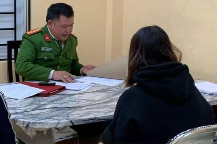  Nữ sinh hoang báo bị cướp để được mua điện thoại mới: Muốn mua điện thoại mới nhưng sợ bị bố mẹ mắng, N.T.T.M. (17 tuổi, ở TP Bắc Kạn, tỉnh Bắc Kạn) đã dựng chuyện bị cướp giật rồi tới trình báo công an. Ngày 13/12, Công an phường Đức Xuân, TP Bắc Kạn), đang củng cố hồ sơ để xử lý N.T.T.M. về hành vi báo tin giả, không đúng sự thật tới cơ quan, tổ chức có thẩm quyền. 