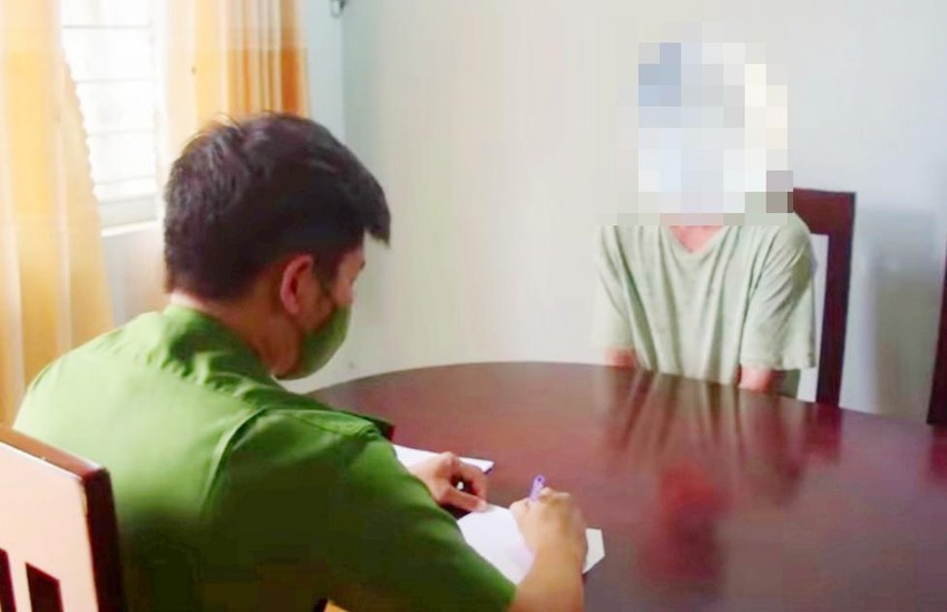  Đi nhậu làm mất ví tiền, sợ vợ chửi nên hoang báo tin cướp: V.N.T (31 tuổi, ngụ thôn 18, xã Đắk Sơmei, huyện Đắk Đoa, tỉnh Gia Lai) mất ví tiền do đi nhậu, bị vợ chửi và đuổi ra khỏi nhà nên T. đi trình báo công an là bị cướp. Ngày 3/10, UBND xã Đắk Krong ra quyết định xử phạt 2,5 triệu đồng đối với T. 