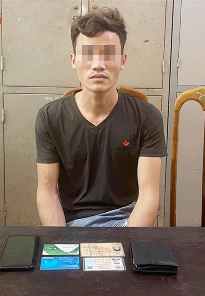  Mắc nợ rồi đến công an báo tin giả bị cướp tài sản: Do nợ nần nên chiều 11/7/2021, khi người thân gửi tiền về cho gia đình qua tài khoản ngân hàng của mình, Nguyễn Văn Sang (SN 1993, trú huyện Nghi Xuân, tỉnh Hà Tĩnh) nảy sinh ý định dùng số tiền này để trả nợ. Do vậy, Sang đã dựng lên chuyện bị cướp 13 triệu đồng. Cơ quan Công an Thị xã Hồng Lĩnh đã xử phạt Sang tội Báo thông tin giả đến cơ quan nhà nước có thẩm quyền.