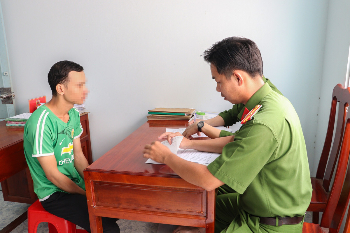  Nhân viên giao hàng hoang báo tin bị cướp: P.M.T. (29 tuổi, ngụ xã Phú Đức, huyện Long Hồ, Vĩnh Long) đã lấy tiền thu được từ việc giao hàng trả nợ rồi đến công an hoang báo tin bị cướp. Ngày 12/11, Công an xã Phú Đức đã tống đạt quyết định xử phạt 2,5 triệu đồng đối với P.M.T. về hành vi báo thông tin giả, không đúng sự thật đến cơ quan tổ chức có thẩm quyền và cho ký cam kết không tái phạm. 