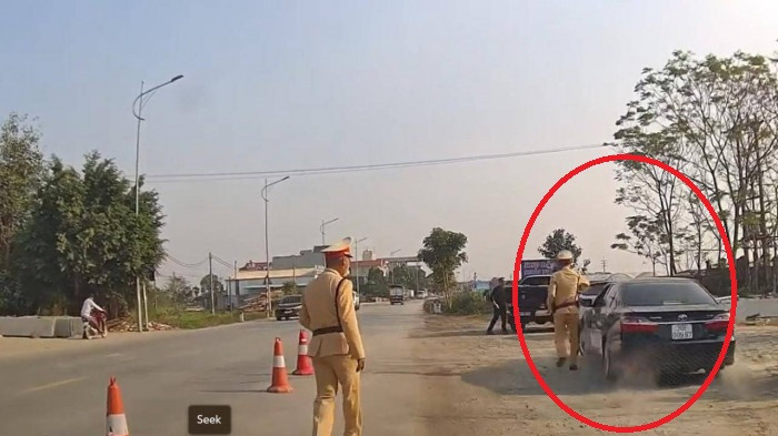 Tài xế xe Camry “thông chốt” khi bị yêu cầu kiểm tra nồng độ cồn Tai xe xe Camry “thong chot” khi bi yeu cau kiem tra nong do con