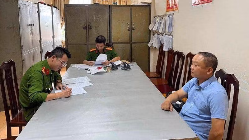  Chiêu trò của người đàn ông trốn truy nã 11 năm: Lê Chí Thanh (38 tuổi, ở TP Hòa Bình, tỉnh Hòa Bình) bị Công an tỉnh Hòa Bình truy nã về tội lạm dụng tín nhiệm chiếm đoạt tài sản, Thanh đổi tên rồi bỏ trốn, lấy vợ, sinh con và còn là chủ thầu xây dựng tại công ty xây dựng thuộc TP Biên Hòa, tỉnh Đồng Nai. Tháng 11/2022, Công an tỉnh Hòa Bình đã bắt giữ Lê Chí Thanh. 