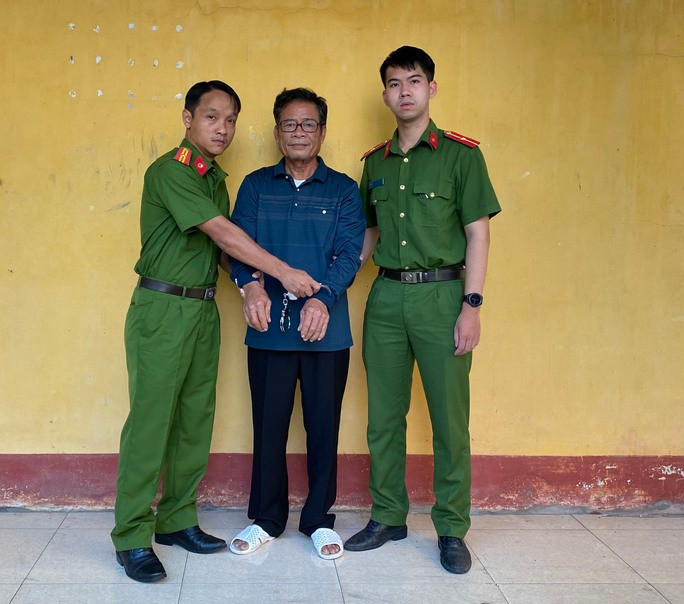  Thay tên đổi họ, trốn truy nã gần 30 năm vẫn không thoát: Cuối năm 1992, Nguyễn Văn Kềm (67 tuổi; nơi cư trú trước khi trốn: xã Mỹ Cẩm, huyện Càng Long, tỉnh Trà Vinh) bị Công an tỉnh Trà Vinh ra lệnh truy nã toàn quốc về tội "Tham ô tài sản xã hội chủ nghĩa" và "Cố ý làm trái các quy định của Nhà nước gây hậu quả nghiêm trọng". Giữa tháng 9/2022, khi đối chiếu với thông tin do Công an tỉnh Trà Vinh cung cấp, Công an tỉnh Hà Nam phát hiện có sự trùng khớp giữa đối tượng truy nã với một người tên Trần Vĩnh Phúc (SN 1955), nguyên quán tại xã Khánh Hòa, huyện Châu Phú, tỉnh An Giang; hiện cư trú tại xã Chân Lý, huyện Lý Nhân nên tiến hành bắt giữ. 