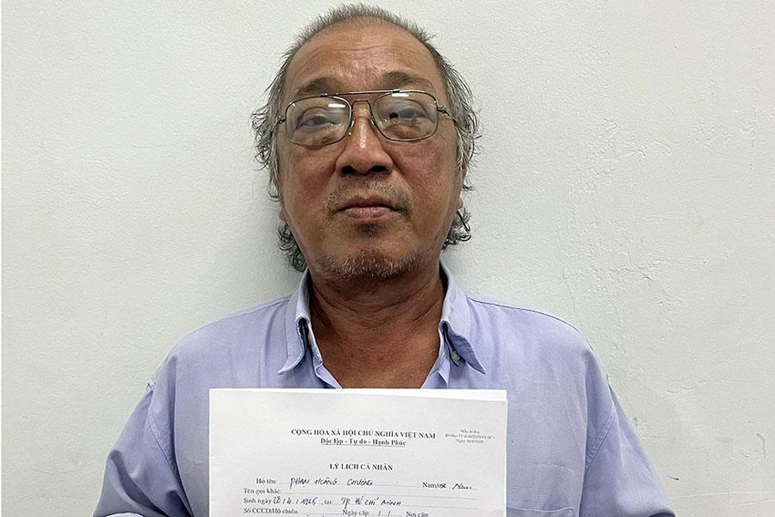  Trộm 100 lượng vàng, trốn truy nã 21 năm: Sau khi trộm túi vàng của chủ, lái xe Phạm Hoàng Chương (SN 1965, quê quán TP HCM) bỏ trốn và dùng giấy tờ giả, không đăng ký tạm trú, di chuyển nhiều nơi. Tuy nhiên, sau 21 năm, đầu tháng 11/2022, Phạm Hoàng Chương đã bị Công an TP Vũng Tàu bắt giữ. 