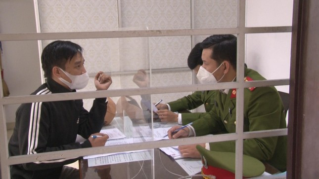  Hai đối tượng tung tin bị cướp vì mua nhầm ma tuý giả: Sau khi chi nhiều tiền mua ma túy nhưng trúng phải "hàng giả", Trần Anh Pháp và Lê Thị Thu (cùng ngụ tại TT-Huế) đến Công an báo hoang tin bị cướp giật tài sản. Vào cuộc xác minh, ngày 6/1, Công an TP Huế cho biết đã làm rõ Lê Phan Đại Dương (SN 1987) và Phan Văn Ngọc (SN 1991, cùng trú TP Huế) đã có hành vi lừa đảo chiếm đoạt tài sản của Pháp và Thu. (Ảnh đối tượng Dương)