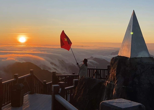 Theo Đài Khí tượng thủy văn tỉnh Lào Cai, từ ngày 17/12, không khí lạnh mạnh tiếp tục tăng cường xuống Lào Cai khiến nhiệt độ các khu vực trong tỉnh giảm sâu so với ngày hôm trước, gây nên hiện tượng băng giá tại thị xã Sa Pa và một số khu vực vùng cao. (Ảnh:VTC)