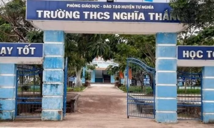  3 nam sinh lớp 8 nghi xâm hại nữ sinh lớp 6: Lãnh đạo UBND huyện Tư Nghĩa (Quảng Ngãi) cho biết, công an đang điều tra vụ một nữ sinh lớp 6 nghi bị 3 nam sinh lớp 8 Trường THCS Nghĩa Thắng (xã Nghĩa Thắng, huyện Tư Nghĩa) có hành vi xâm hại tại nhà vệ sinh của trường. Theo điều tra bước đầu, sự việc xảy ra từ giữa tháng 11, ba nam sinh lớp 8 nghi đã thay nhau xâm hại tình dục nữ sinh lớp 6 ngay tại khu vực vệ sinh trong Trường THCS Nghĩa Thắng. 