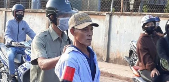  Tạm giữ công nhân đâm chết đồng nghiệp trước cổng công ty: Ngày 15/12, Công an thị xã Tân Uyên, tỉnh Bình Dương) cho biết, đã tạm giữ đối tượng Bùi Văn Minh (SN 1968, quê tỉnh Hậu Giang) để điều tra làm rõ hành vi giết người. Trước đó, do mâu thuẫn chuyện tình cảm, người đàn ông phục trước công ty rồi dùng đao đâm đồng nghiệp và nhân tình. Hậu quả nam đồng nghiệp chết, nhân tình bị thương.