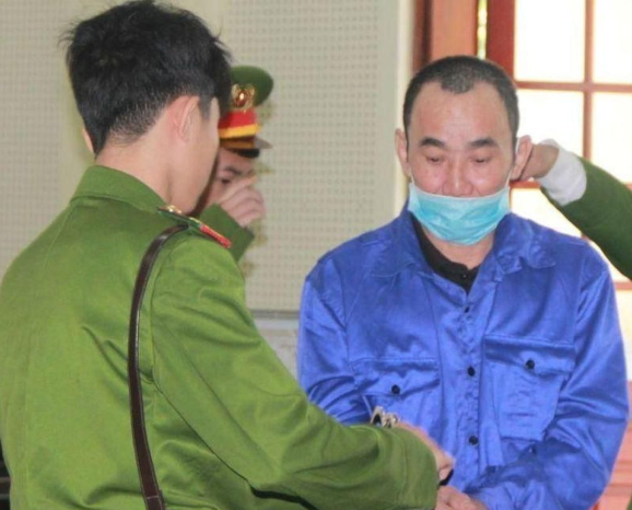  Cậu vác dao chém cháu sau chầu rượu: Sau chầu rượu, người cháu là Vi Văn Kh. (36 tuổi) say quá nên nằm ngủ tại chỗ còn Hà Văn Đức (52 tuổi, trú xã Châu Nga, huyện Quỳ Châu, Nghệ An) xuống bếp nấu cơm. Nghĩ cháu chửi mình, Đức vác dao lên nhà chém nhiều nhát vào người cháu đang ngủ khiến nạn nhân bị thương nặng. Ngày 15/12, TAND tỉnh Nghệ An tuyên án Đức 8 năm tù về tội Giết người. 