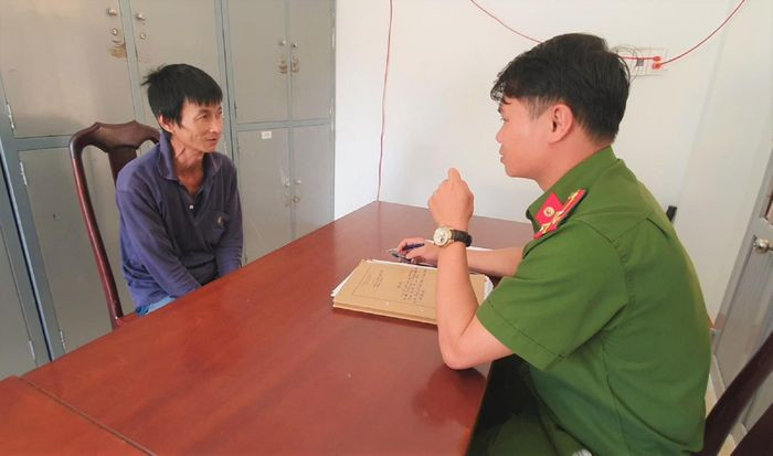  'Ma men' vô cớ cầm dao đâm ba người nguy kịch: Mạc Văn Sơn (48 tuổi, trú xã Cuôr Knia, huyện Buôn Đôn, Đắk Lắk) đã dùng dao đâm nguy kịch 3 người đi đường. Bước đầu, Công an xác định, giữa Sơn và các nạn nhân không có mâu thuẫn với nhau. Sơn sống một mình, từ trước đến nay chưa có tiền sử, bệnh lý về thần kinh, là người nghiện rượu nặng và luôn trong tình trạng say xỉn. Ngày 5/12, Công an tỉnh Đắk Lắk cho biết đã khởi tố, bắt tạm giam Sơn. 