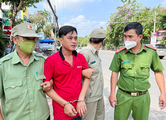  Ghen tuông trên bàn nhậu, gã trai đâm “tình địch” tử vong: Ngày 17/4, ghen tuông và cho rằng Phạm Minh T. (32 tuổi; ngụ huyện Châu Phú, tỉnh An Giang) là nguyên nhân khiến chị N. từ chối tình cảm của mình, Nguyễn Ngọc Thành (28 tuổi; tạm trú TP Long Xuyên, tỉnh An Giang) khiêu khích đánh nhau rồi đâm nạn nhân tử vong. 