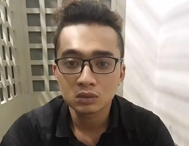  Mâu thuẫn tình tay ba, nam thanh niên đâm chết 'đối thủ': Tối 24/5, Tường V. (23 tuổi, ngụ quận Phú Nhuận) có hẹn Văn H. (23 tuổi, ngụ TP Thủ Đức) đến khu vực vòng xoay Trường đại học Luật trên đường Bến Vân Đồn, phường 13, quận 4 để nói chuyện. Khoảng 15 phút sau, Lê Tấn Lộc (23 tuổi, ngụ quận 7) cũng đến gặp H. và V. để nói rõ chuyện tình cảm của ba người. Trong lúc nói chuyện, giữa H. và Lộc đánh nhau. Lộc lấy trong túi quần một con dao đâm vào ngực H. khiến nạn nhân tử vong. 