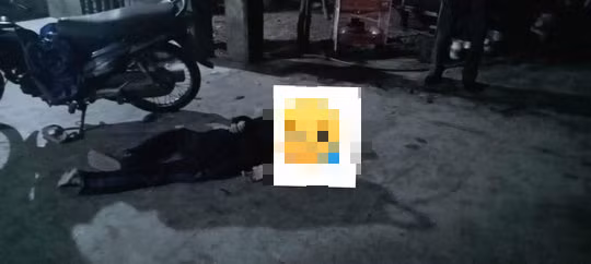 Vào đến sân, anh Chánh phát hiện có nhiều vệt máu loang lổ khắp sân. Linh tính chẳng lành, anh đảo một vòng quanh sân thì bàng hoàng phát hiện có hai người đàn ông đang nằm bất động trên vũng máu và một trong hai người đó chính là bố mình. Chánh vội vã hô hoán hàng xóm đến giúp sức đưa đi bệnh viện cấp cứu, nhưng nạn nhân đã tử vong trước đó. Lúc này, kiểm tra nguồn điện thì phát hiện đã bị cắt. Khi ánh điện được cấp trở lại, mọi người mới nhận ra, người đàn ông gục chết cùng ông Diện chính là Phan Văn Hưng (sinh năm 1984), là anh con bác của anh Chánh, trú cùng thôn.