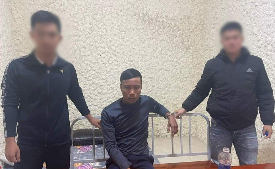 Sự bực tức lên đến đỉnh điểm từ sau ngày người yêu cũ đi lấy chồng. Cho rằng, chính bố vợ “hụt” là người đã chia rẽ tình cảm của mình, Trần Thế Bảo đã âm thầm lên kế hoạch sát hại ông Diện để trả thù. Nắm bắt được quy luật sinh hoạt của gia đình bởi những lần tới chơi trước đó, đêm 2/12, biết thời điểm này ông Diện thường chỉ ở nhà một mình nên Bảo đã chuẩn bị dao nhọn bỏ vào ba lô, lấy áo mưa mặc vào để ngụy trang rồi tới nhà người yêu cũ. Lúc đến ngõ thì bất ngờ bị đàn chó phát hiện sủa ầm ĩ. Sợ bị phát hiện, Bảo đã chạy xe đi chỗ khác, tầm 30 phút sau thì quay lại.