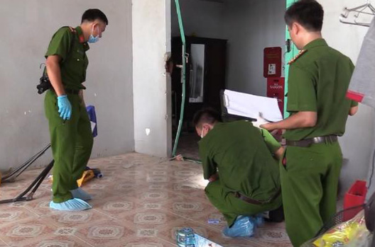 Vụ việc ngay sau đó được cấp báo đến cơ quan công an. Ngay trong đêm, lực lượng tinh nhuệ nhất của Phòng Cảnh sát hình sự đã có mặt để truy bắt hung thủ. Kết quả khám nghiệm cho thấy, ông Phan Văn Diện tử vong bởi có 11 vết đâm trên cơ thể, trong khi anh Phan Văn Hưng cũng bị 17 nhát dao dẫn đến mất mạng.(Ảnh minh hoạ, nguồn ảnh Internet)