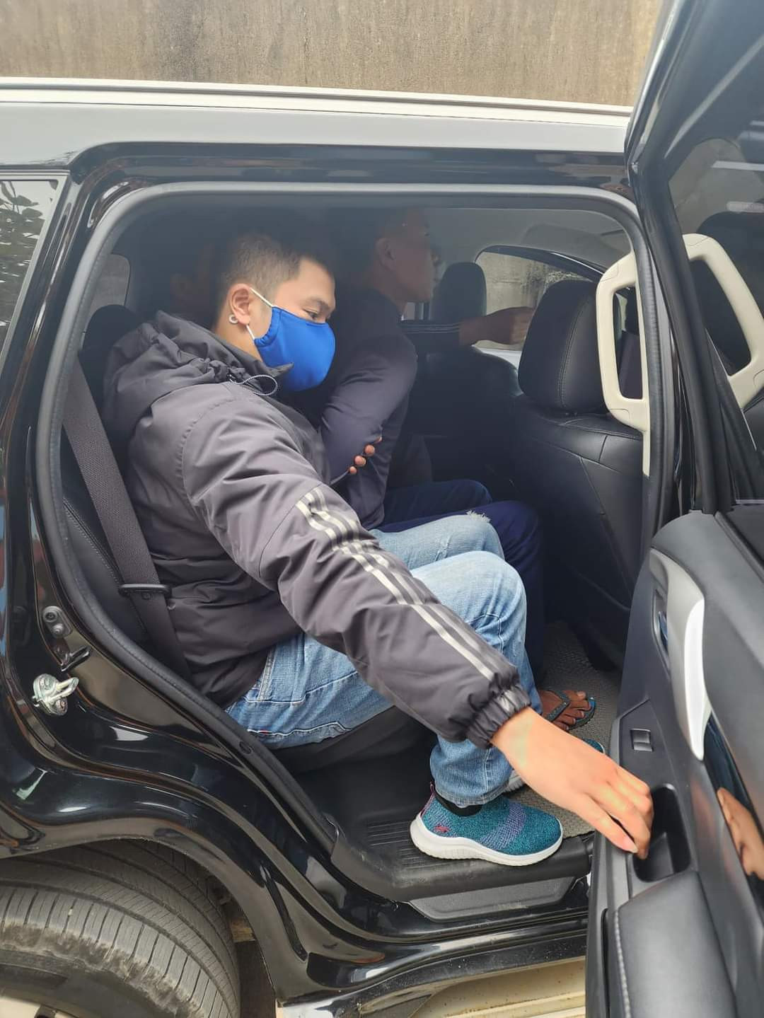 Cùng với sự vào cuộc quyết liệt và sự truy lùng gắt gao của lực lượng chức năng, đến khoảng 10h30 ngày 3/12, sau 12 giờ truy bắt, lực lượng chức năng đã phát hiện và bắt giữ thành công nghi phạm Trần Thế Bảo khi đang lẩn trốn tại nhà một người quen ở thôn Thượng Phú, xã Hồng Lộc, huyện Lộc Hà (Hà Tĩnh), cách địa điểm gây án khoảng 30km.