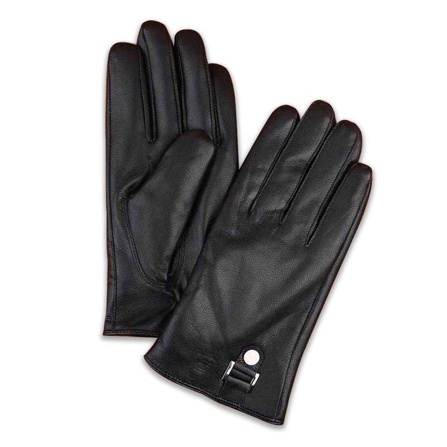 Khi tìm kiếm, cơ quan công an thu được một đôi găng tay màu đen rơi ở cửa tiệm vàng, nghi là của đối tượng. Một vài người dân sống xung quanh cho hay, vào thời điểm vụ việc xảy ra, họ có thấy một thanh niên cao tầm 1m60, mặc áo khoác ngoài màu xanh, đi xe máy hiệu Wave màu đỏ nhưng không rõ biển số vào tiệm vàng của bà B. Sau một lúc, người này lên xe máy rời đi vội vã. (Ảnh minh hoạ, nguồn ảnh: Internet)