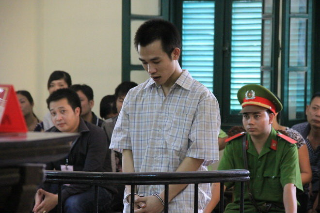 Tại phiên tòa xét xử, HĐXX nhận định Dưỡng cùng lúc phạm vào hai tội đặc biệt nghiêm trọng là "giết người" và "cướp tài sản" không còn khả năng giáo dục. Chính vì thế, TAND thành phố Hà Nội đã tuyên mức án tử hình dành cho Dưỡng. (Ảnh: Tiền Phong)