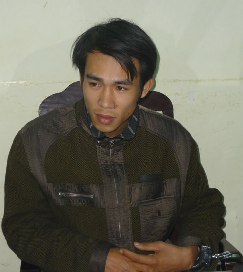 Ban chuyên án nhận được nhiều cuộc điện thoại báo tin, thế nhưng khi xác minh đều không phải. Thậm chí, có một gia đình sau khi xem bức ảnh nghi phạm đã khẳng định đó là con trai của mình. Các trinh sát lập tức có mặt, nhưng kết quả là "nhầm". Sau đó có tin báo tại Thái Bình một đối tượng tên là Nguyễn Hữu Dưỡng (ở xã Đông Cường, huyện Đông Hưng, tỉnh Thái Bình) đã đến Công an huyện Đông Hưng đầu thú, khai nhận việc sát hại chủ tiệm vàng tên B ở Phú Xuyên.