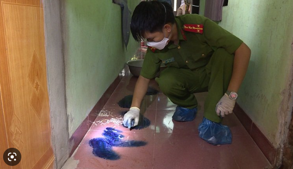 Bán hàng xong, bà Hảo quay lại tiệm vàng của chị gái, phía bên ngoài vắng lặng bất thường. Đi vào trong, bà Hảo sững người khi thấy bà B nằm trên nền nhà, xung quanh máu chảy lênh láng. Tin về cái chết của bà chủ tiệm vàng được cấp báo về Công an huyện Phú Xuyên và Công an Hà Nội. Qua công tác khám nghiệm, công an xác định bà B bị sát hại bởi vật sắc nhọn. Dù các tủ kính đựng vàng vẫn còn nguyên vẹn nhưng chiếc vòng trang sức đeo cổ của nạn nhân đã biến mất. (Ảnh minh hoạ, nguồn ảnh: VTC News) 