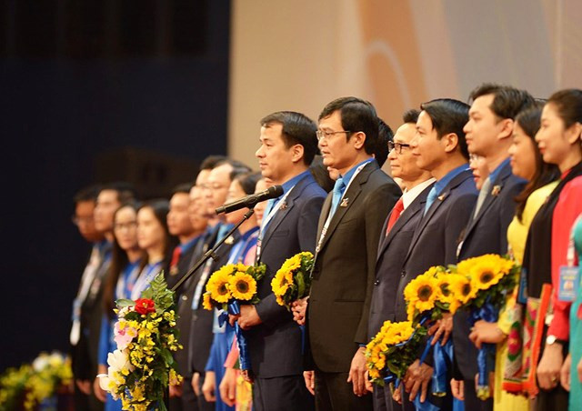 Mở đầu phiên làm việc, Ban Chấp hành, Ban Thường vụ, Ban Bí thư Trung ương Đoàn khóa XII, nhiệm kỳ 2022 - 2027 chính thức ra mắt Đại hội. Trước đó, vào chiều 15/12 diễn ra hội nghị lần thứ nhất Ban Chấp hành Đoàn TNCS Hồ Chí Minh khóa XII.