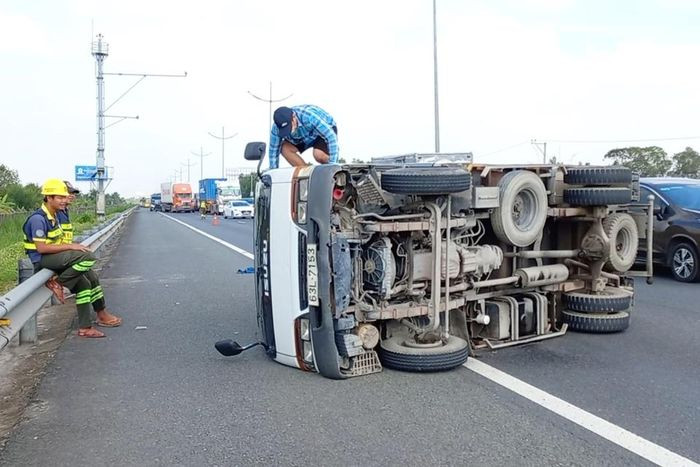  Xe tải lật chắn ngang cao tốc TP.HCM - Trung Lương: Khoảng 11h30 ngày 16/12, xe tải mang biển số 63L-7153 chạy trên cao tốc TP.HCM - Trung Lương, hướng đi Tiền Giang. Khi đến km44, thuộc xã Tân Lý Đông, huyện Châu Thành (Tiền Giang), tài xế đánh lái tránh một phương tiện khác lưu thông cùng chiều khiến xe tải chao đảo rồi lật ngang xuống đường. Tai nạn không gây thương vong về người nhưng khiến phương tiện hư hỏng. Giao thông qua khu vực ùn tắc hơn 3 km.