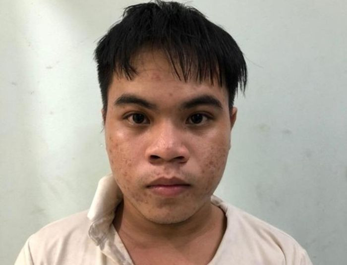  Lừa giới thiệu việc làm, sau đó 'hiếp dâm bé gái 12 tuổi': Thông qua mạng xã hội, Đỗ Đức Dũng (19 tuổi, quê tỉnh Bình Định) làm quen với em L.N.Y (SN 2010, quê tỉnh Khánh Hòa). Khi biết Y. có nhu cầu tìm việc làm, Dũng tự nhận mình là em chủ quán karaoke trên địa bàn TP Dĩ An, Bình Dương và cho biết quán đang tuyển người với mức lương cao. Nghe vậy, em Y. chấp nhận và hẹn gặp Dũng để được đưa đến chỗ làm. Dũng đưa Y. về phòng trọ tại khu phố Bình Đường 2, phường An Bình để hiếp dâm. Ngày 16/12, Công an TP Dĩ An cho biết đang tạm giữ Dũng để điều tra, làm rõ. 