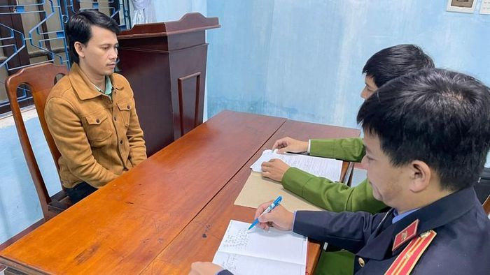  Thuê ô tô Mazda 3 rồi mang đi cầm 100 triệu đồng: Trần Duy Pháp (43 tuổi, trú tại TP Đông Hà, tỉnh Quảng Trị) đến tại gara xe thuộc phường Tứ Hạ, thị xã Hương Trà, tỉnh Thừa Thiên - Huế thuê ô tô Mazda3. Sau đó, Pháp lái xe đến cửa hàng dịch vụ thuê xe và mua bán ô tô cũ thuộc thị xã Quảng Trị, nói dối đây là xe của người nhà rồi cầm lấy 100 triệu đồng trả nợ và tiêu xài cá nhân. Ngày 16/12, Công an thị xã Hương Trà cho biết đã khởi tố bị can, bắt tạm giam đối với Trần Duy Pháp. 