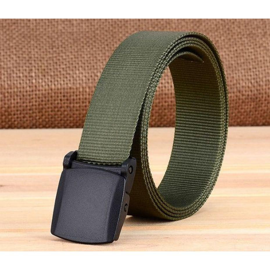 Sẵn có rượu trong người, lại bị mắng nhiếc, Khỏ vùng dậy dùng tay bóp cổ vợ, đồng thời ép quan hệ tình dục. Không dừng lại ở đó, gã tiếp tục dùng dây thắt lưng bằng vải quấn, siết cổ nạn nhân tới khi nằm bất động. Khi hơi men tan dần, Khỏ sờ vào ngực trái chị Vấn thấy tim ngừng đập, biết vợ đã tử vong nên vô cùng lo sợ. (Ảnh minh hoạ, nguồn ảnh: Internet) 