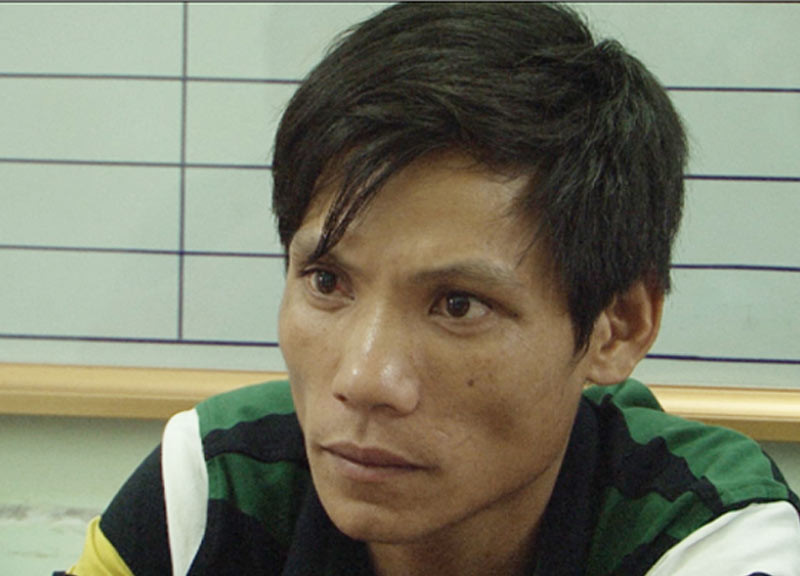 Xâu chuỗi hàng loạt thông tin, cơ quan điều tra nhận định chồng nạn nhân là Lò Văn Khỏ chính là nghi can số 1. Lập tức, Khỏ bị cơ quan công an triệu tập để đấu tranh. Trước những bằng chứng không thể chối cãi, đối tượng đã phải cúi đầu khai nhận toàn bộ hành vi phạm tội.