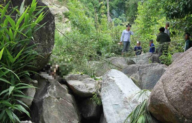 Cuối chiều 21/7, bầu trời xã Nậm Cuổi đang nắng gắt, bỗng mây đen xám xịt kéo tới. Sau những tia sét xé toạc bầu trời, cơn mưa rừng đổ xuống như trút nước. Trong lúc 4 cháu nhỏ đang đi bắt cá ở khu vực suối Nậm Cuổi thì bất ngờ phát hiện một phần thi thể người lộ ra trong hốc đá. (Ảnh minh hoạ, nguồn ảnh: Internet)