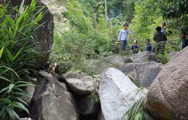 Cuối chiều 21/7, bầu trời xã Nậm Cuổi đang nắng gắt, bỗng mây đen xám xịt kéo tới. Sau những tia sét xé toạc bầu trời, cơn mưa rừng đổ xuống như trút nước. Trong lúc 4 cháu nhỏ đang đi bắt cá ở khu vực suối Nậm Cuổi thì bất ngờ phát hiện một phần thi thể người lộ ra trong hốc đá. (Ảnh minh hoạ, nguồn ảnh: Internet)