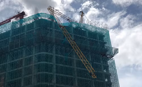 Tay đòn của cần cẩu dài khoảng 20m bị hư hại nặng, oằn cong, treo lơ lửng trên ngọn công trình