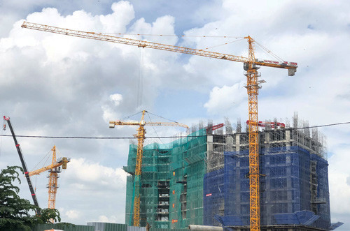 Trong khi sự cố gãy cần cẩu vẫn chưa được khắc phục thì các công đoạn khác tại công trình này vẫn hoạt động xây dựng bình thường.