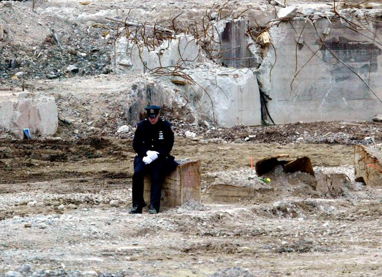 Tổng cộng 411 nhân viên cứu hộ đã thiệt mạng khi cố gắng giải cứu người mắc kẹt và dập lửa sau khi khu Trung tâm Thương mại Thế giới bị tấn công 17 năm trước. Ảnh: Reuters.