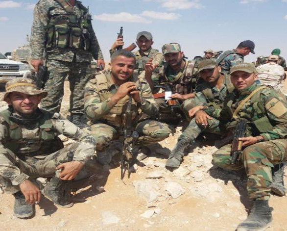 “Lực lượng chính phủ Damascus đã mở cuộc tấn công nhằm vào hang ổ của khủng bố IS từ Tal al-Saroukh nằm trong sa mạc al-Sukhnah phía nam al-Shoula ở Deir Ezzor cho tới khu vực phía tây bắc al-Tanf ở Nam Homs gần biên giới với Iraq”, nguồn tin cho hay. Ảnh: AMN.