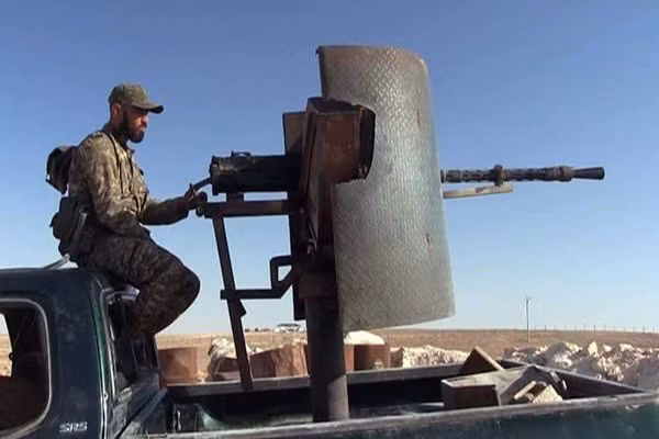 Trong khi đó, Không quân Syria ném bom dữ dội căn cứ của nhóm IS gần đập Aweiraz, gần trạm bơm T2 ở Tây Nam Deir Ezzor, trạm bơm T3 ở Đông Homs cùng nhiều tuyến đường trên ranh giới phân cách tỉnh Deir Ezzr và Homs trong vùng sa mạc phía đông Deir Ezzor, gây tổn thất nặng nề cho bọn chúng. Ảnh: FNA.