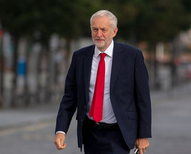 Trong cuộc phỏng vấn riêng với tờ Sunday Mirror hôm 23/9, lãnh đạo Công đảng Anh Jeremy Corbyn cho biết ông sẽ tôn trọng mong muốn của các đại biểu trong Công đảng nếu họ ủng hộ chiến dịch “People's Vote”.